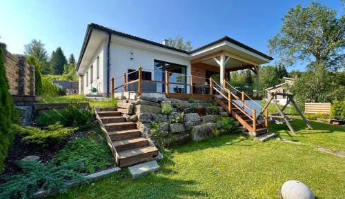 LoučoviceLipno Villa Beach - Lipno Stausee - Lakeside的通往房子的楼梯