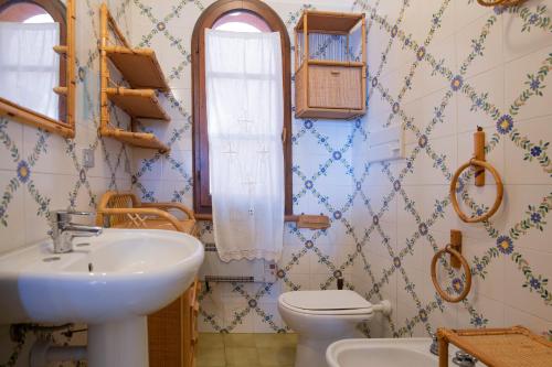 费拉约港HelloElba Appartamento Le Tortore的一间带水槽和卫生间的浴室