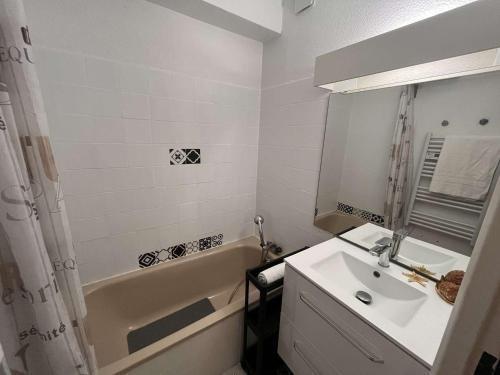圣艾格夫Appartement Saint-Aygulf, 2 pièces, 4 personnes - FR-1-226A-88的浴室配有盥洗盆、浴缸、卫生间和盥洗盆。