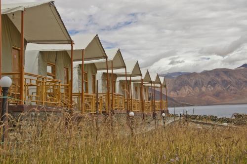 斯潘格米克Pangong Retreat Camp的山地房子的背景