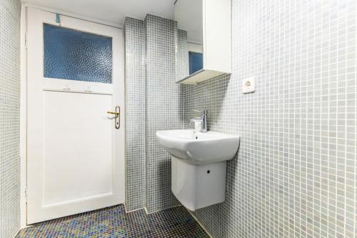伊斯坦布尔Chic Flat的一间带水槽和白色门的浴室
