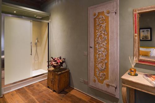 佛罗伦萨Borgo Signature Rooms的一间带步入式淋浴间和门的浴室