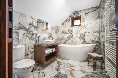 特尔纳瓦Hotel MAXPLAZA的浴室配有白色浴缸和卫生间。