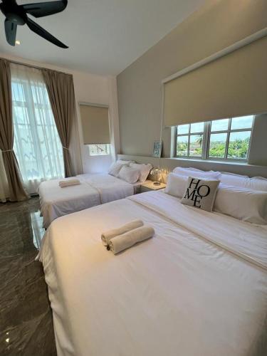 安顺Inn Homestay 2nd Floor Jasmine and Lavender unit的酒店客房,配有两张带毛巾的床
