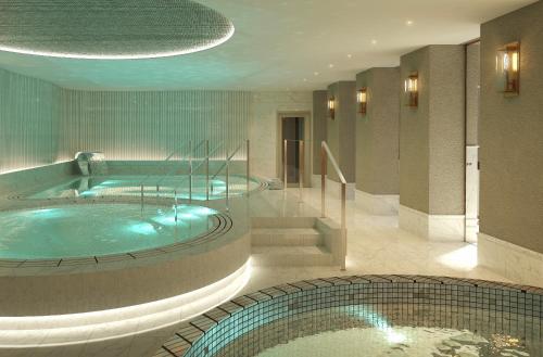 赫尔辛基The Hotel Maria - Preferred Hotels & Resorts的酒店客房内设有一个按摩浴缸,