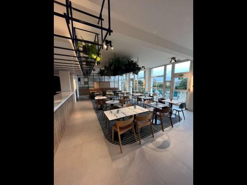 瓦勒德勒伊鲁昂瓦勒德勒伊美居酒店的用餐室设有桌椅和窗户。