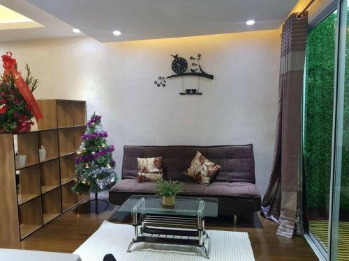 万象Muong Thanh Luxury Condo 5min walk to Thai Consular的带沙发和圣诞树的客厅