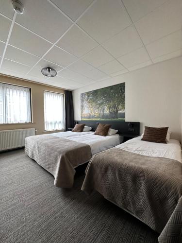库福尔登库福尔登塔伦斯餐厅酒店的大型客房设有2张床和2扇窗户。