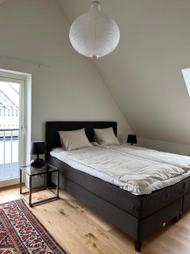 阿里尔德Villa Björk的一间卧室设有一张大床和一个大窗户