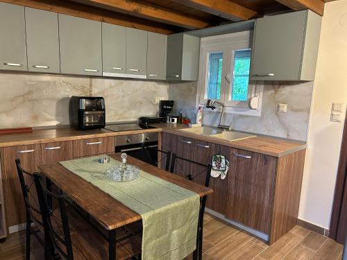 雅伊奥斯马马斯Green Olive Studios 2的厨房配有桌子、微波炉和水槽