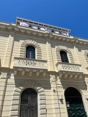 加利波利Palazzo Angelelli的一座带阳台的建筑