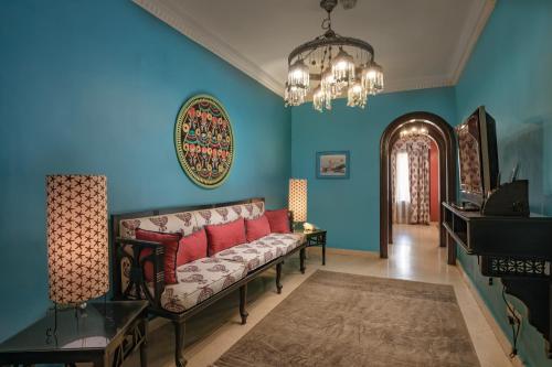 开罗Le Riad Hotel de Charme的带沙发和蓝色墙壁的客厅
