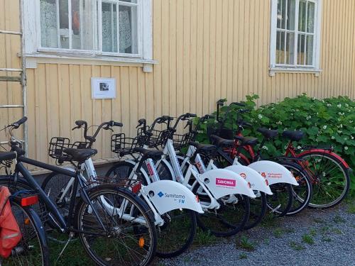 瓦尔考斯Residenssi Tuuli的停在大楼旁边的一排自行车