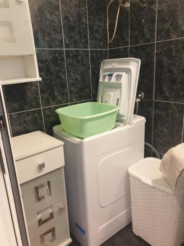 库希斯特Apartment Nina的浴室里厕所顶部的绿色碗