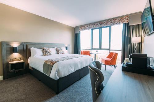 阿马经典英国阿尔马城市酒店的酒店客房设有一张床和一个大窗户