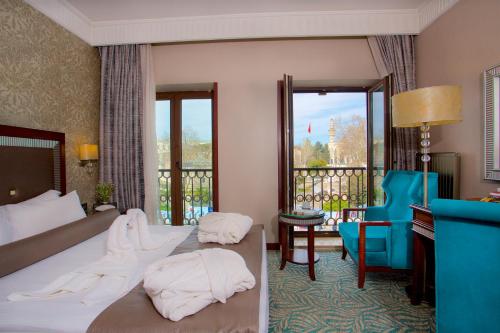 伊斯坦布尔商业中心酒店的酒店客房设有一张床和一个阳台。