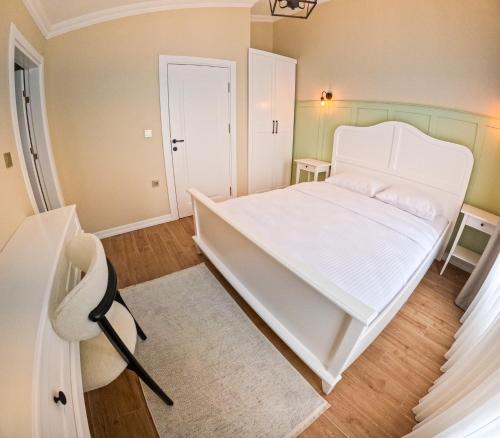 乌宗Suit Rabando Uzungöl的卧室配有白色的床和白色地毯。