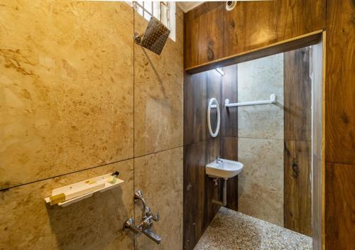 蓬蒂切里Yellow Residency的带淋浴、水槽和卫生间的浴室
