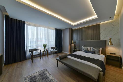 科贾埃利芙罗拉之家公寓式酒店的一间卧室配有一张特大号床、一张桌子和椅子
