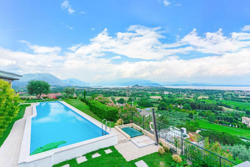 索亚诺德拉戈[Piscina Panoramica] - La Casa Volante的别墅内游泳池的空中景致