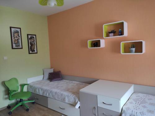 斯利文Apartment Ventuno 21的一间卧室配有一张床、一张桌子和一把椅子