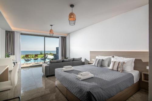 古瓦伊Crete Resort Sea Side Suites "Adults Only" by Checkin的一间卧室设有一张床和一间客厅。
