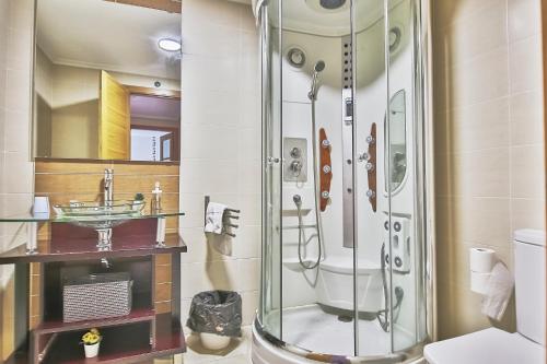 巴雷罗斯Apartagal-Océano V Barreiros的带淋浴、卫生间和盥洗盆的浴室