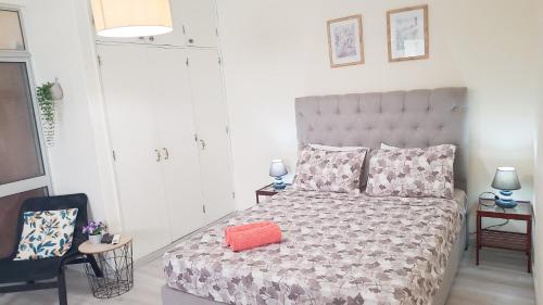 法鲁Reis Turismo的一间卧室配有一张带橙色枕头的床