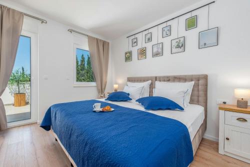 Donje SeloVilla Molaris的一间卧室配有一张蓝色的床,上面有盘子的食物
