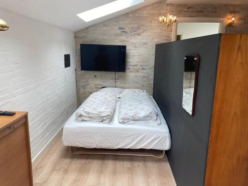 奥尔堡Aalborg - Beautifully renovated luxus apartment的一间小卧室,配有一张床和镜子