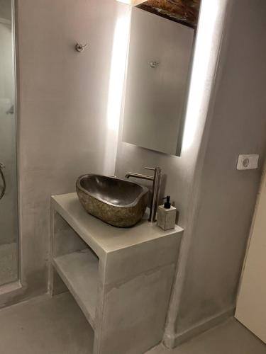 KóstosCozy apartment Kostos的一间带水槽和镜子的浴室