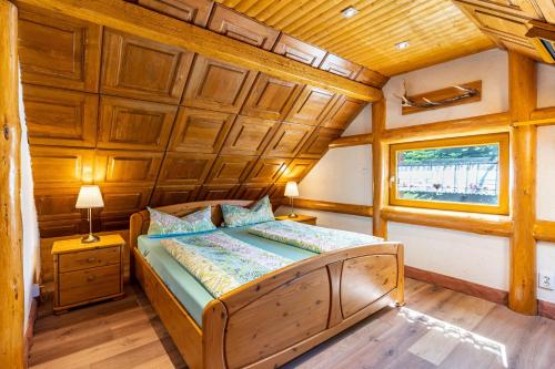LaufBlockhaus Günther und Brigitte Serr的木天花板的客房内的一张床位