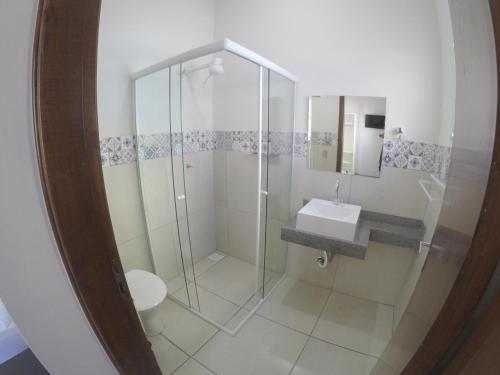 瓦尔任阿Quartos Delfim Moreira的带淋浴、卫生间和盥洗盆的浴室
