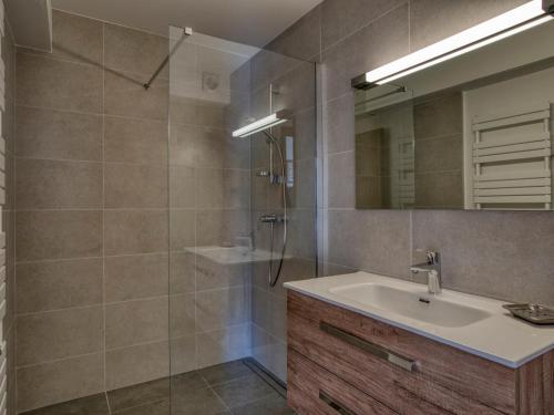 梅杰夫Appartement Megève, 2 pièces, 4 personnes - FR-1-453-91的一间带水槽和淋浴的浴室