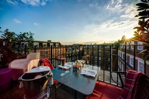 伦敦阿佩克斯顶点寺苑酒店的市景阳台桌子