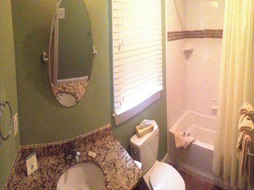 法尔茅斯InnSeason Resorts HarborWalk的一间带卫生间、水槽和镜子的浴室
