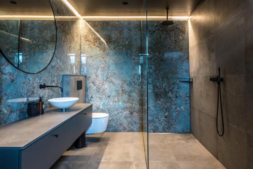 阿克雷里Thingvallastræti的一间带玻璃淋浴和水槽的浴室