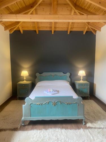 卡瓦拉HEAVEN HOUSE的一间卧室配有蓝色的床和2个床头柜