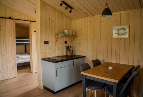 卡伯尔沃格Skårungen - Hotel, Cabins and Camping的厨房以及带桌子和床的用餐室。