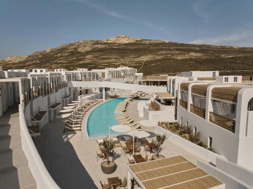 埃利亚海滩Yi Hotel Mykonos的享有带游泳池的度假村的正面景致