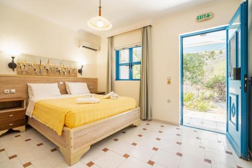 里瓦的亚Livadia Beach Suite的一间卧室设有一张床和一个大窗户