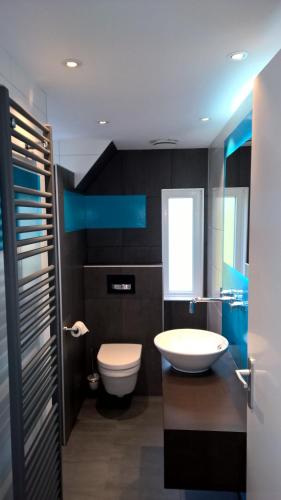 栋堡Garden@Domburg的浴室配有白色水槽和卫生间。