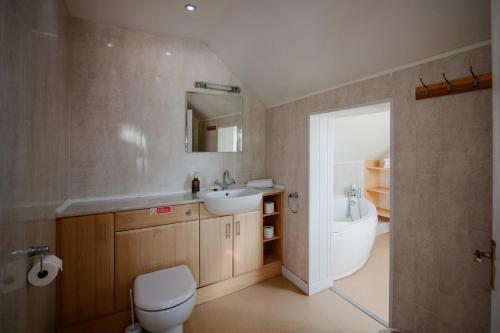 布里格Beldon House的浴室配有盥洗盆、卫生间和浴缸。