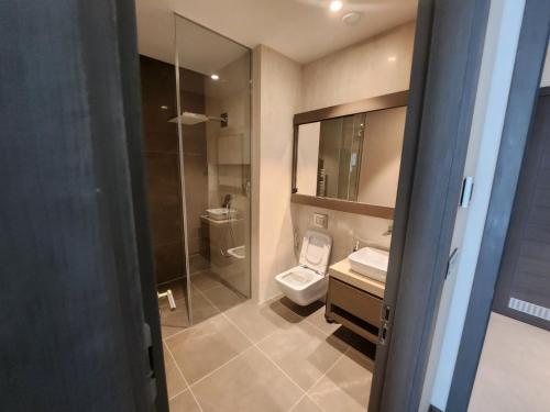 赫尔采格诺维Portonovi - Marina Residences Sea View Apartment的一间带卫生间、水槽和镜子的浴室