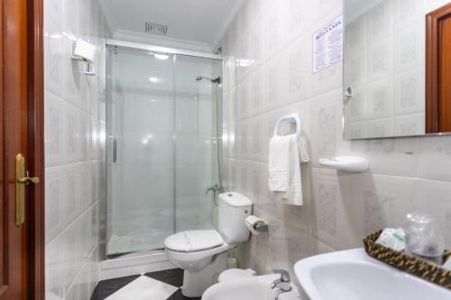科尼尔-德拉弗龙特拉绿洲酒店的带淋浴、卫生间和盥洗盆的浴室