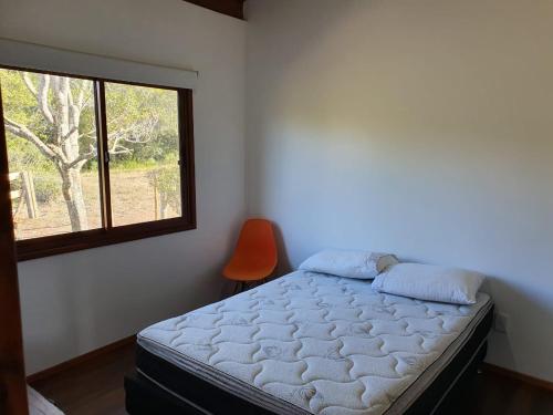 塞拉纳镇Serena的一间卧室设有一张床和一个窗口