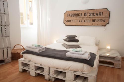 梅纳焦Menaggio Centro的一间卧室配有带毛巾的床