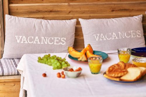 滨海拉特朗什勒贝尔维尤露营假日公园的一张桌子,上面放着食物和水果盘