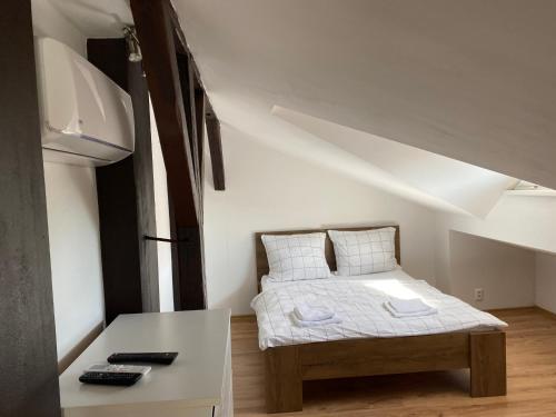 皮耶什佳尼Rodinný dom Auris的一间小卧室,配有一张床和一张桌子