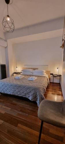 雅典A10 SecretHouse的一间卧室配有一张大床和一把椅子